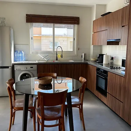 Just Renovated & Centrally Located דירה